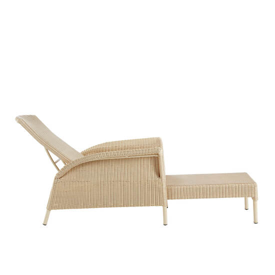 Outdoor chair with pull out footrest outlet